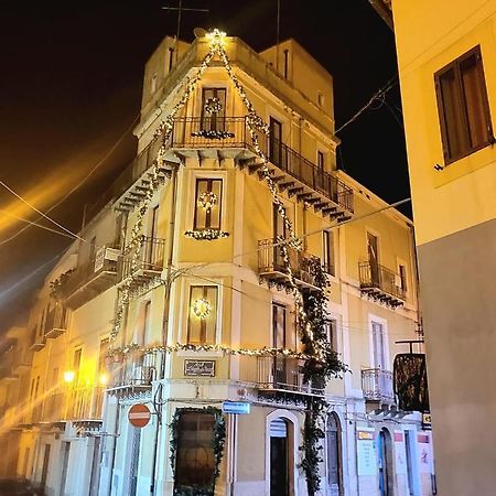 B&B L'Angolo Sulla Piazza Mirabella Imbaccari Экстерьер фото