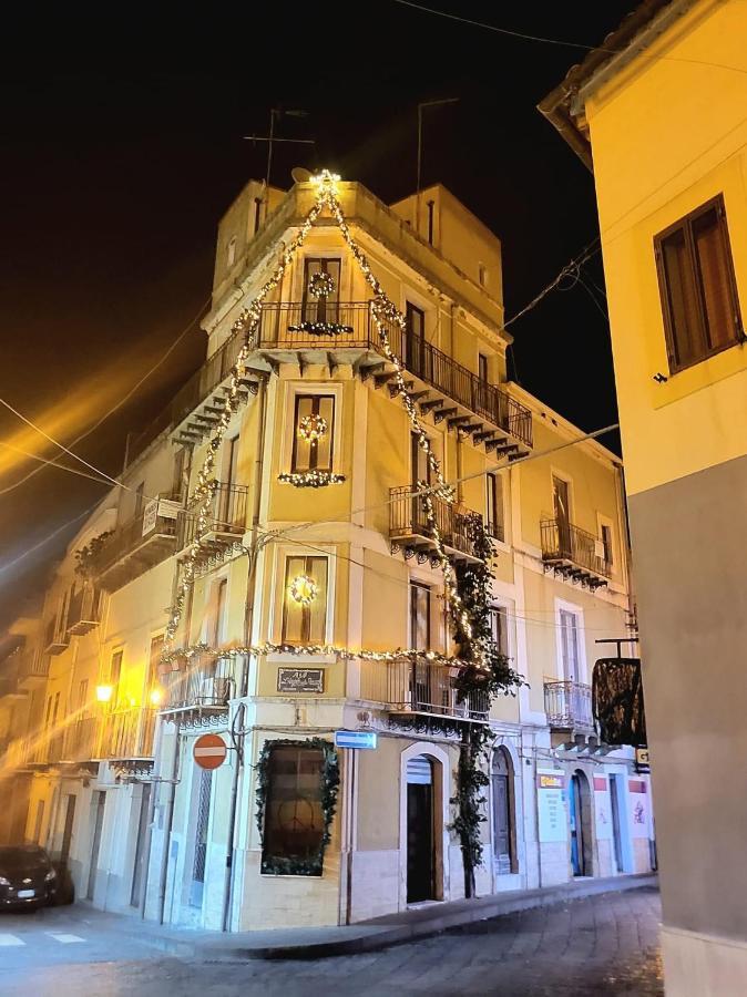B&B L'Angolo Sulla Piazza Mirabella Imbaccari Экстерьер фото