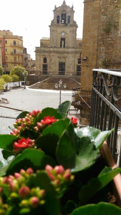 B&B L'Angolo Sulla Piazza Mirabella Imbaccari Экстерьер фото