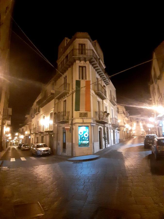 B&B L'Angolo Sulla Piazza Mirabella Imbaccari Экстерьер фото